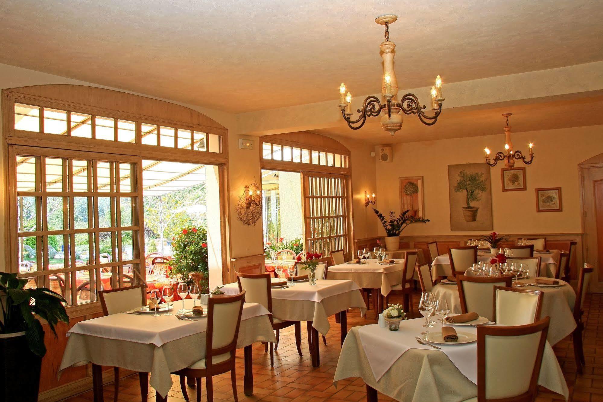 Logis Hotel Restaurant Le Chene Vert Rocher Luaran gambar